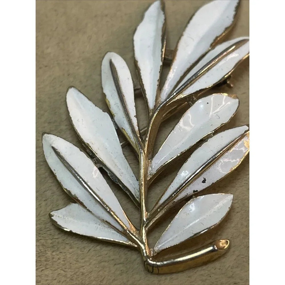 Vintage Signed Crown TRIFARI White Enamel Leaf Feather Pin Brooch 2.5" - Picture 3 of 5